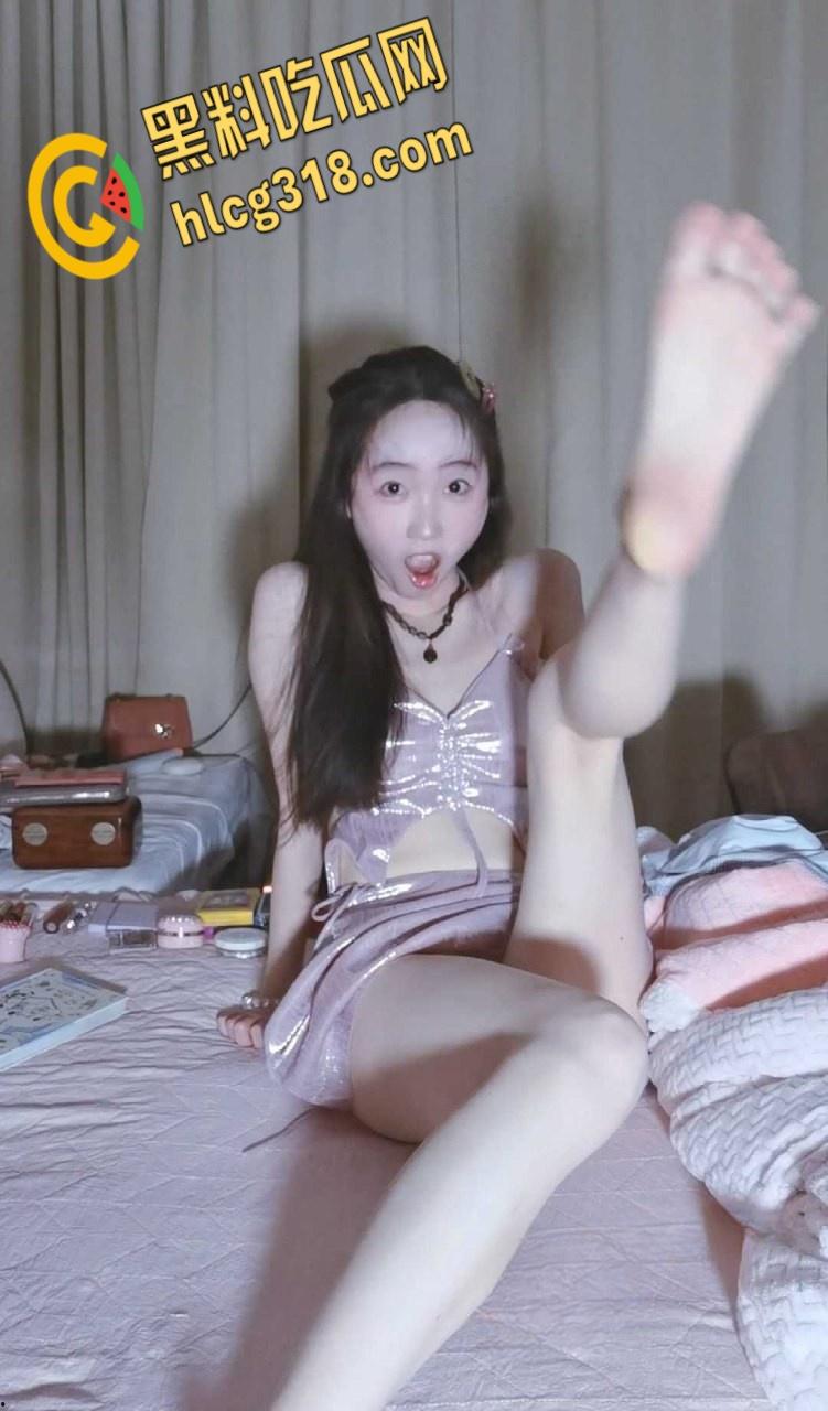 ASMR诱惑系列【YiDan的窝窝】，粉粉的玉足诱人心，发出的声音也很好听，心中的完美女神 !  第3张