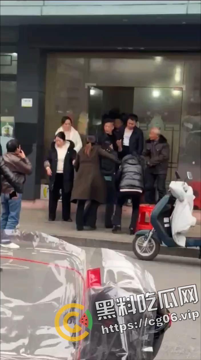 浙江衢州开化县吴某当街杀妻然后果断自杀 两人均抢救无效死亡 现场录像流出  第2张