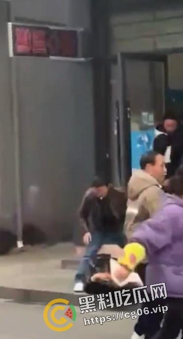 浙江衢州开化县吴某当街杀妻然后果断自杀 两人均抢救无效死亡 现场录像流出  第3张