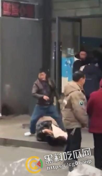 浙江衢州开化县吴某当街杀妻然后果断自杀 两人均抢救无效死亡 现场录像流出  第4张