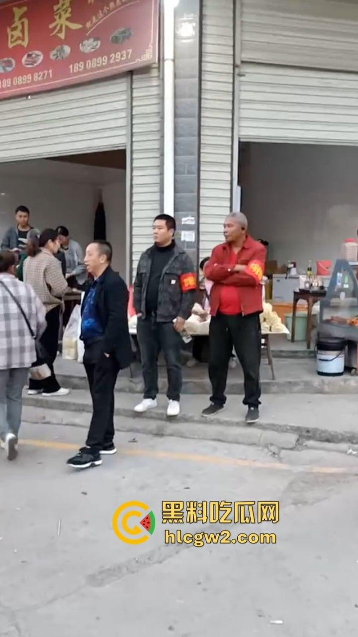 无业游民变身市场管理者？胡作非为乱收费 怀化辰溪县集贸市场管理员违法要钱被大妈一顿嘴仗攻击 都蔫逼了  第2张