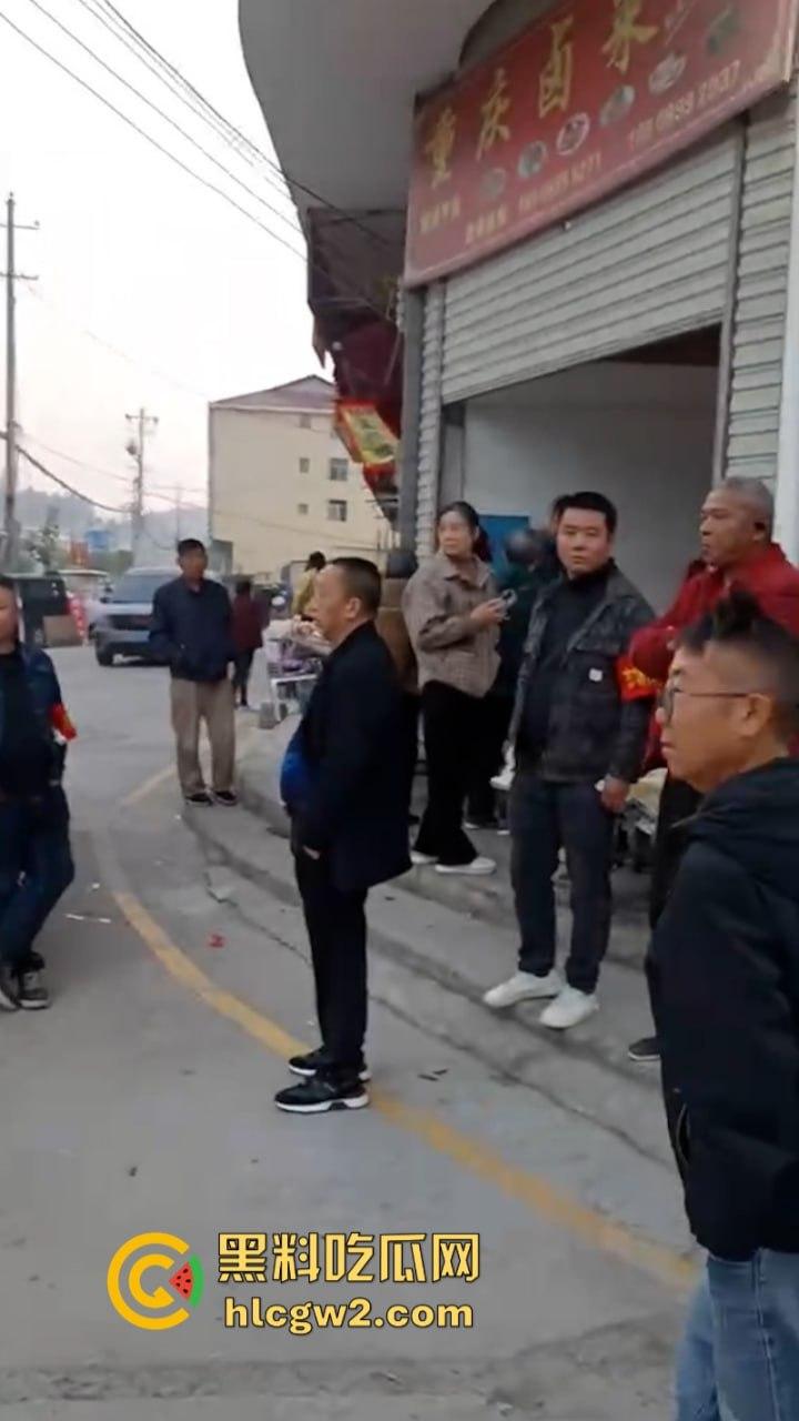 无业游民变身市场管理者？胡作非为乱收费 怀化辰溪县集贸市场管理员违法要钱被大妈一顿嘴仗攻击 都蔫逼了  第4张