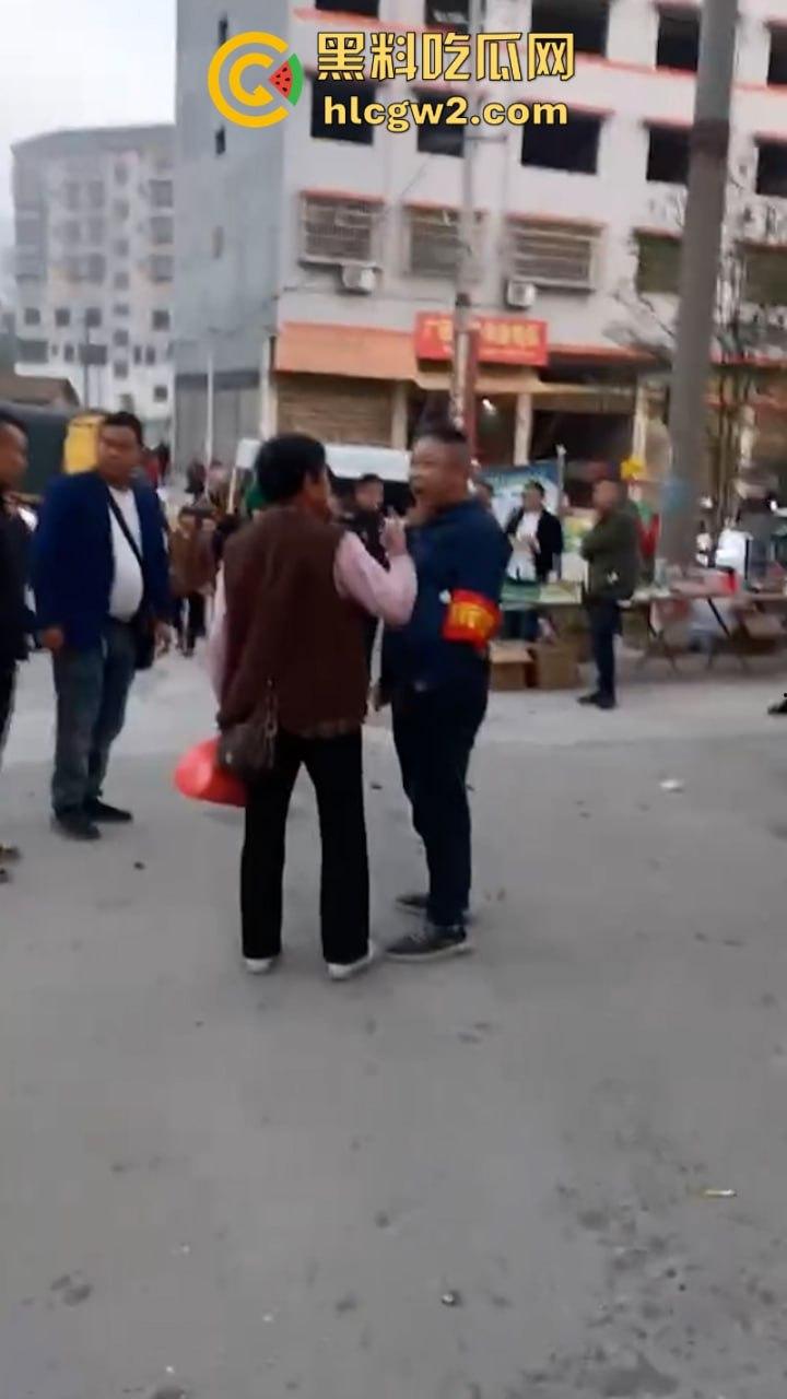 无业游民变身市场管理者？胡作非为乱收费 怀化辰溪县集贸市场管理员违法要钱被大妈一顿嘴仗攻击 都蔫逼了  第6张