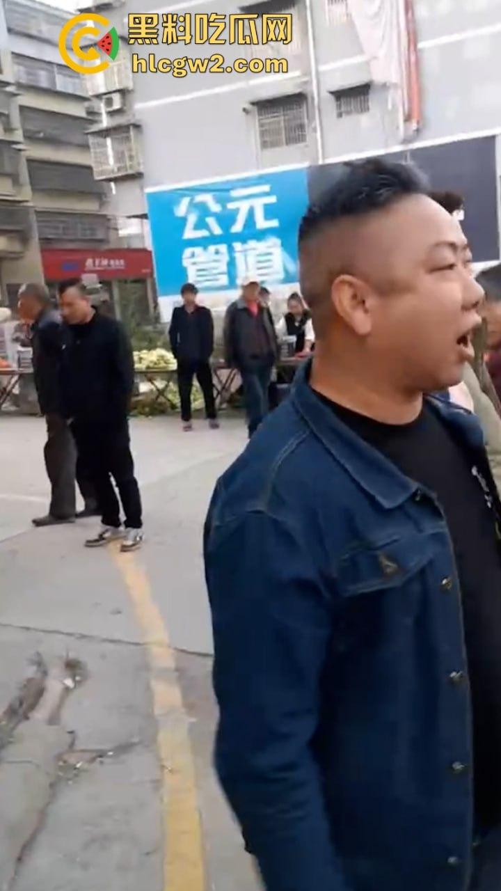 无业游民变身市场管理者？胡作非为乱收费 怀化辰溪县集贸市场管理员违法要钱被大妈一顿嘴仗攻击 都蔫逼了  第8张