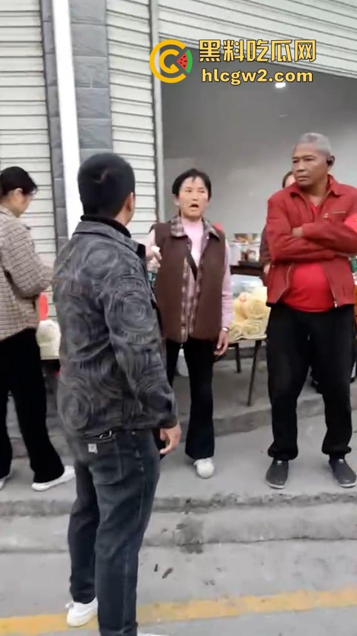 无业游民变身市场管理者？胡作非为乱收费 怀化辰溪县集贸市场管理员违法要钱被大妈一顿嘴仗攻击 都蔫逼了  第9张