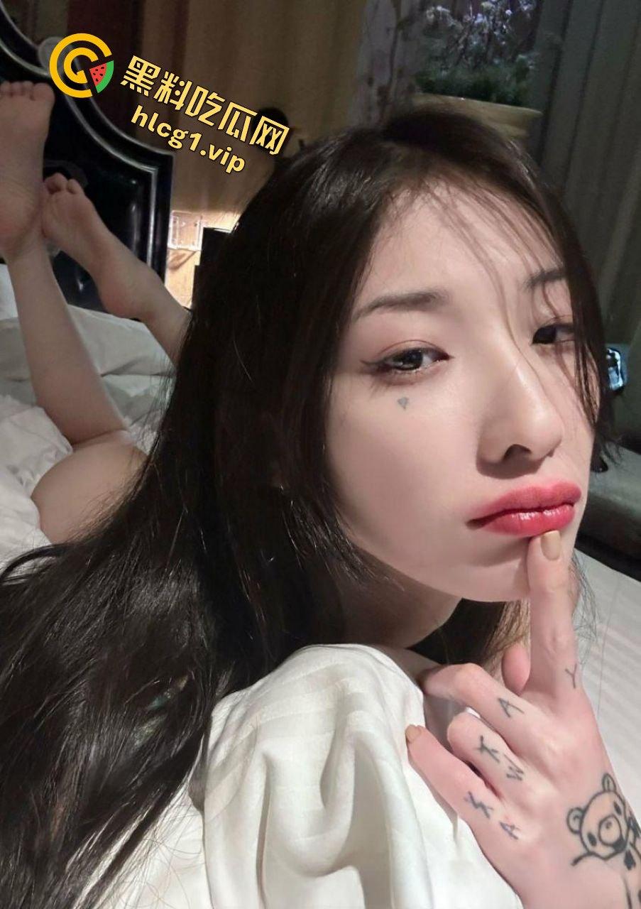 OF叛逆刺青乳钉小妹路奈给金主爸爸拍诱惑视频，真精神！可惜了这张脸  第4张