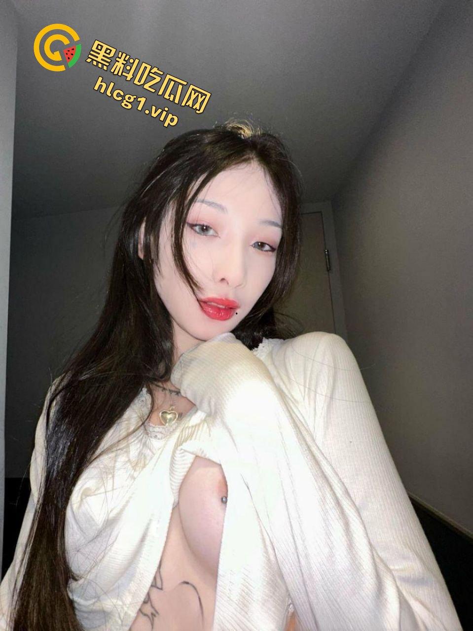 OF叛逆刺青乳钉小妹路奈给金主爸爸拍诱惑视频，真精神！可惜了这张脸  第8张