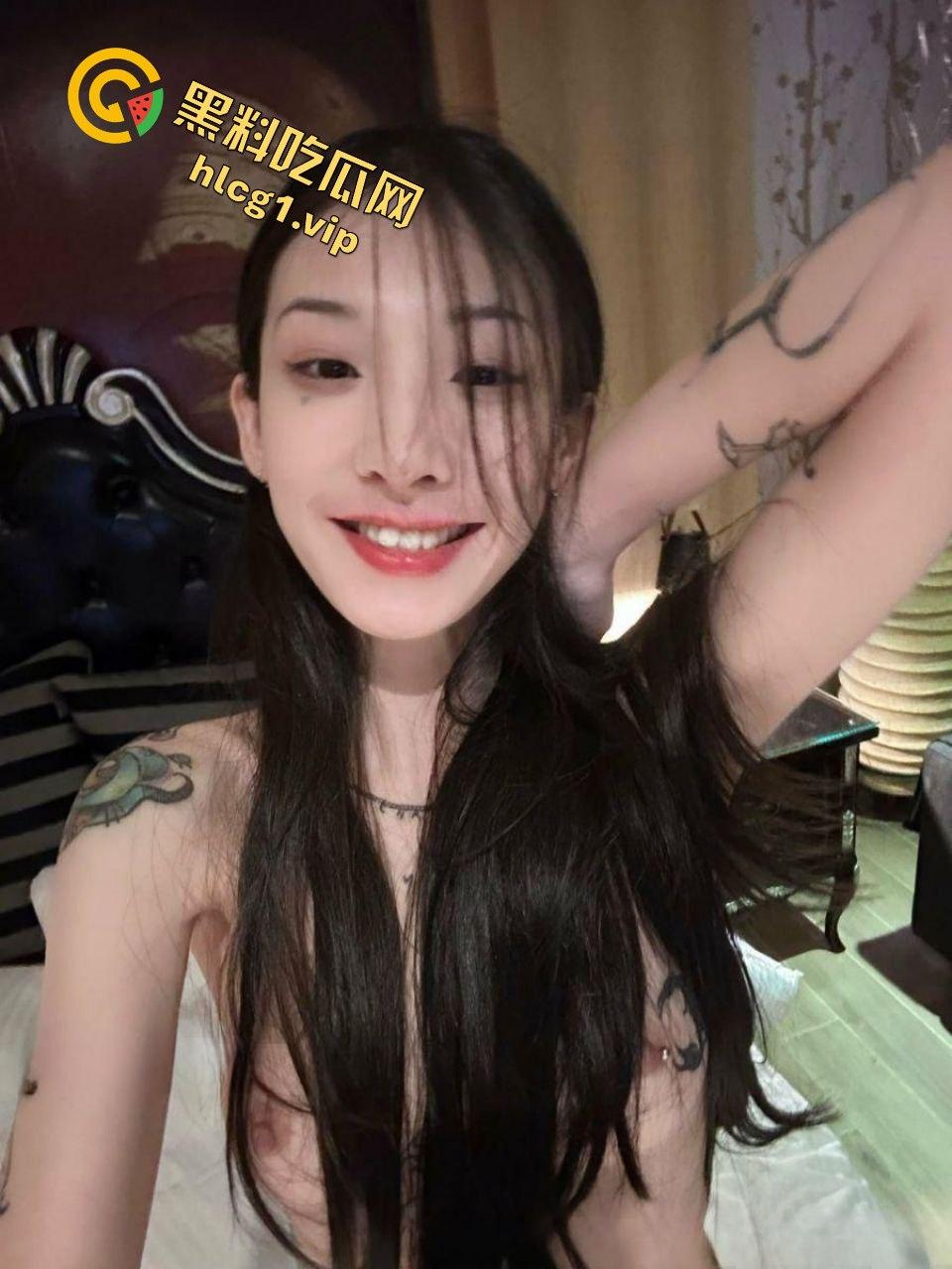 OF叛逆刺青乳钉小妹路奈给金主爸爸拍诱惑视频，真精神！可惜了这张脸  第10张