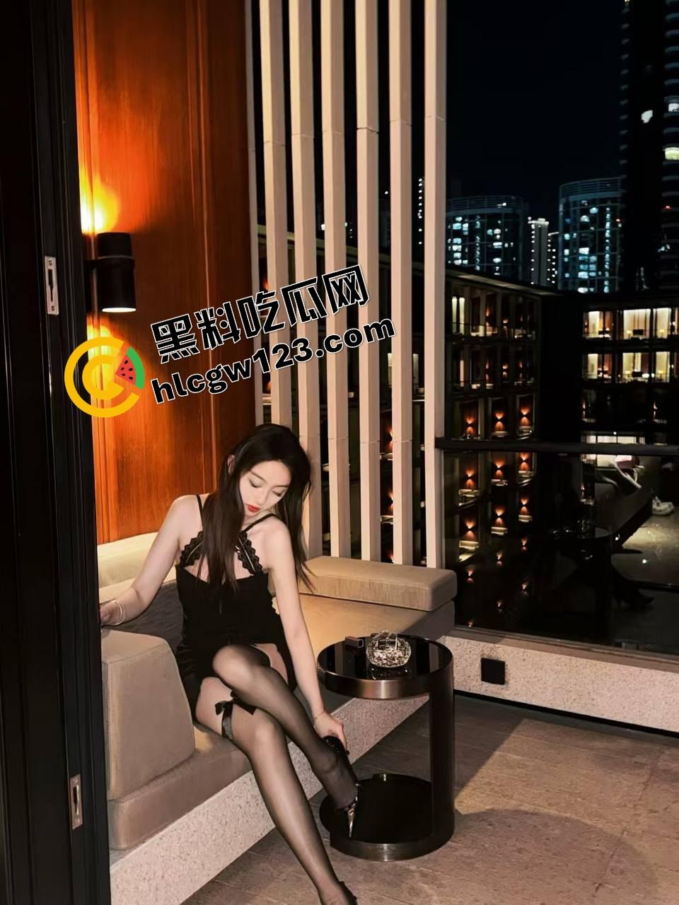 不是每只鲍都是九头鲍，这户型才叫王炸，包裹感拉满，牛子进去就不想出来，黑料吃瓜热推极品骚穴！  第2张