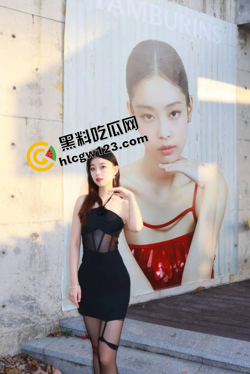 不是每只鲍都是九头鲍，这户型才叫王炸，包裹感拉满，牛子进去就不想出来，黑料吃瓜热推极品骚穴！  第4张