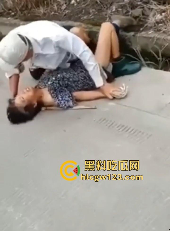 狂热夕阳红当街开干！ 大爷众目睽睽脱光大妈内裤强奸 大爷大妈玩得比年轻人还要过火！  第1张