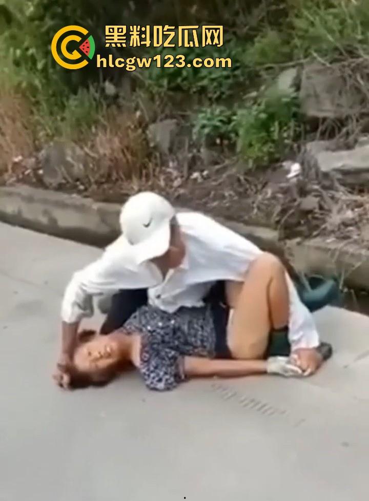 狂热夕阳红当街开干！ 大爷众目睽睽脱光大妈内裤强奸 大爷大妈玩得比年轻人还要过火！  第4张