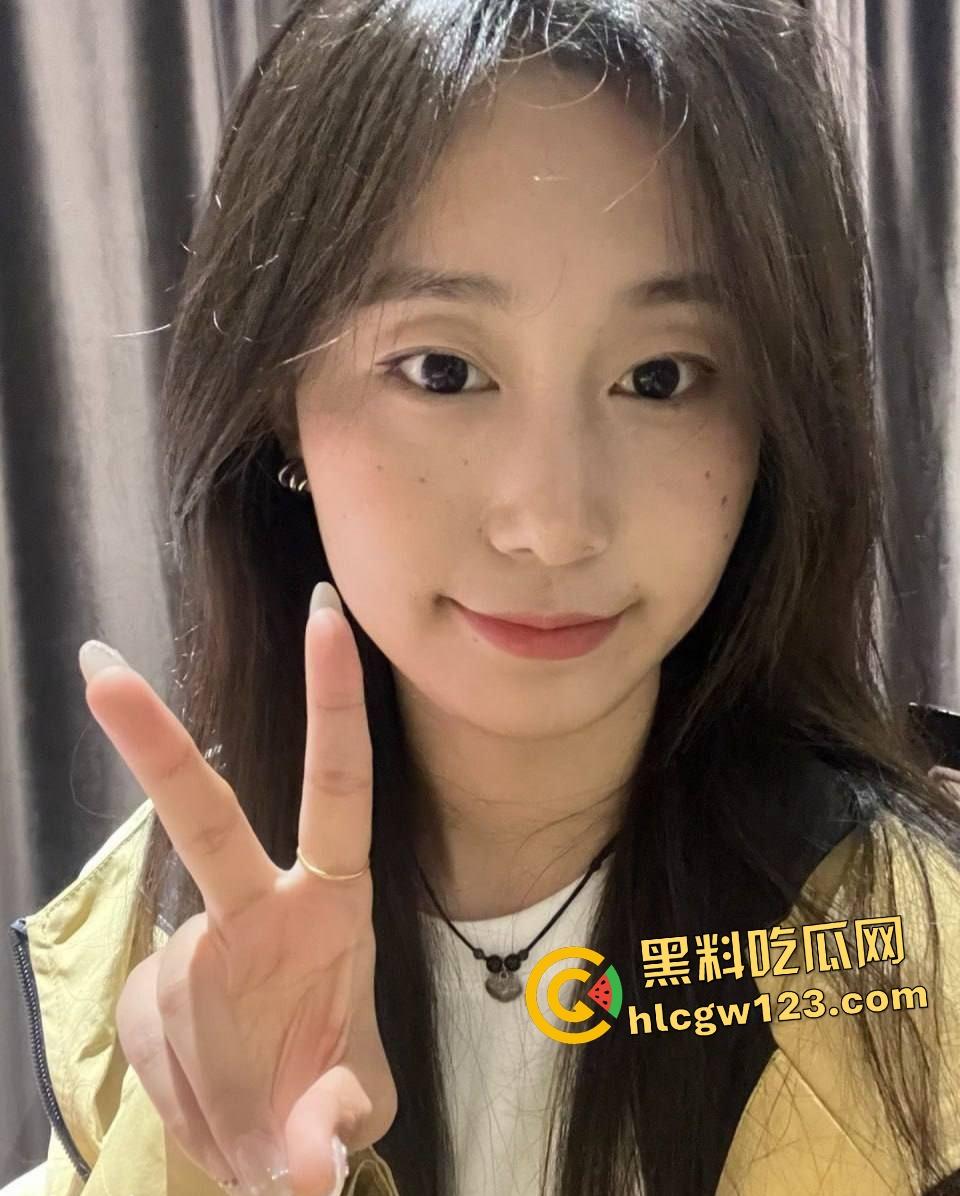 大二女学生辅导员家偷情，母狗式狂野伺候，床上骚姿迷人趁老婆未归先喷点水！  第1张