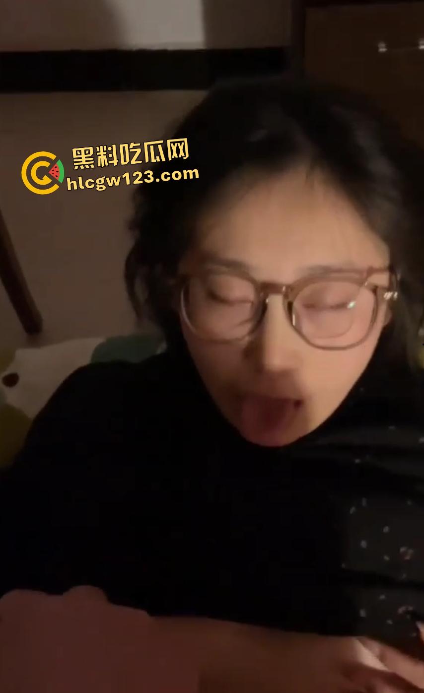 大二女学生辅导员家偷情，母狗式狂野伺候，床上骚姿迷人趁老婆未归先喷点水！  第5张