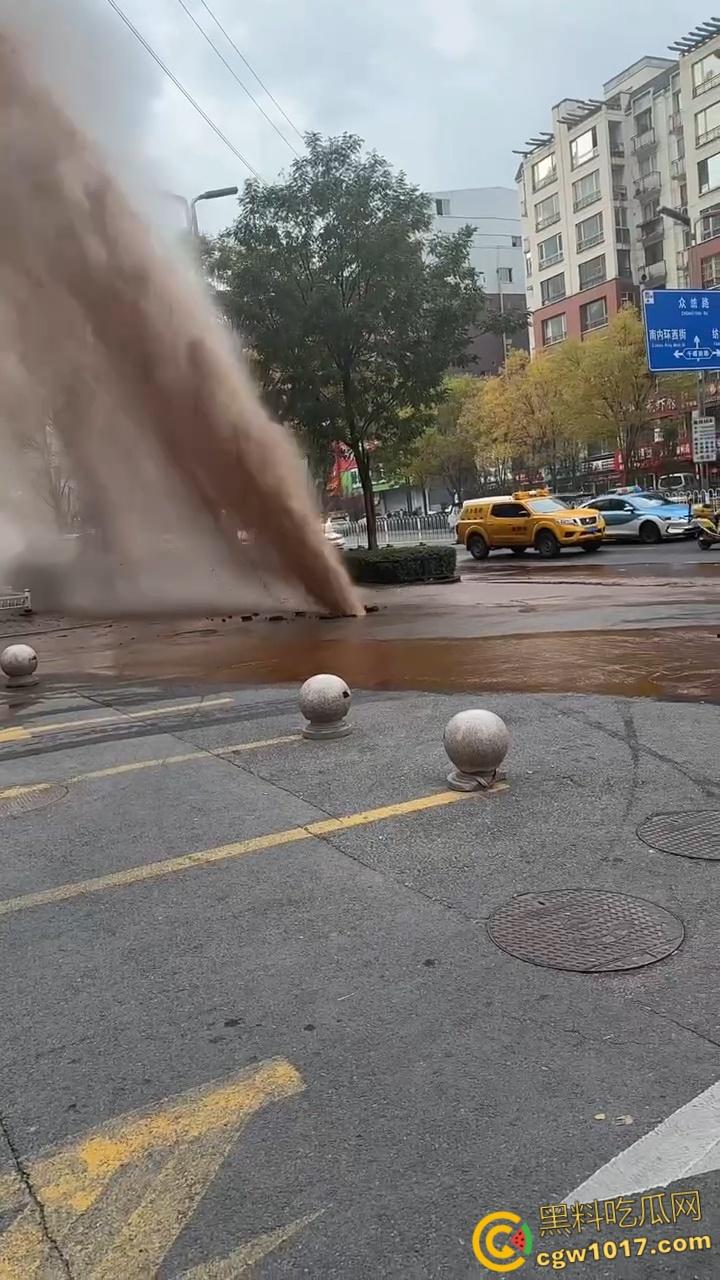 山西太原晋煤悦城，暖气主管道破裂嗷嗷喷水，高温热水裹挟泥沙喷涌而出，水柱高达数米 ！  第4张