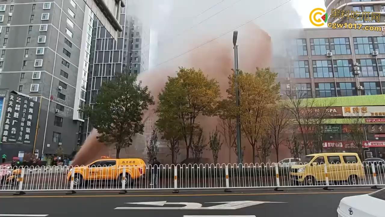 山西太原晋煤悦城，暖气主管道破裂嗷嗷喷水，高温热水裹挟泥沙喷涌而出，水柱高达数米 ！  第6张