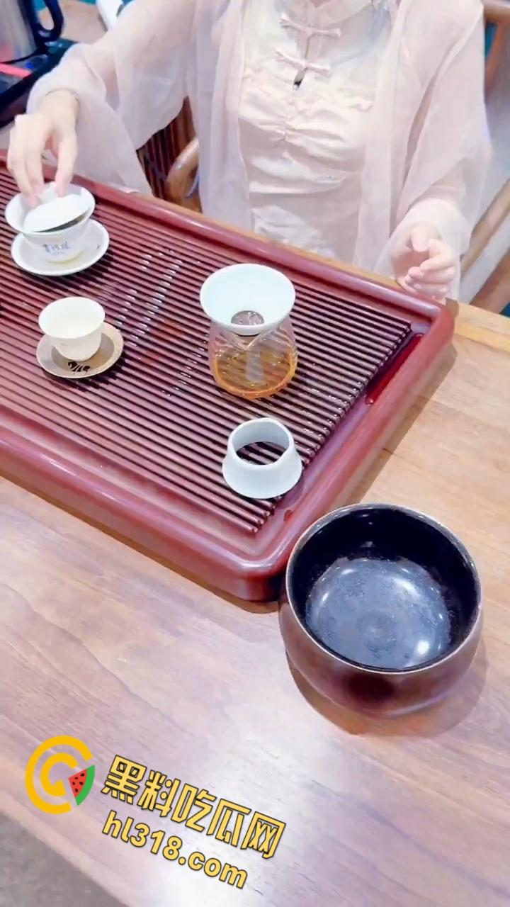 喝茶是假，跟妹妹男欢女爱才是真，茶桌掀开妹妹肚兜，粉嫩白虎美乳性感诱人，按在桌子上疯狂输出 !  第1张