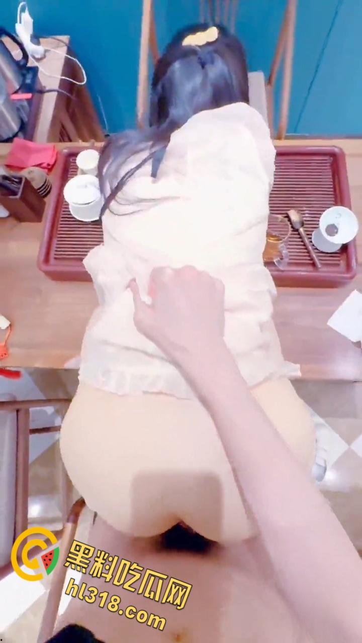 喝茶是假，跟妹妹男欢女爱才是真，茶桌掀开妹妹肚兜，粉嫩白虎美乳性感诱人，按在桌子上疯狂输出 !  第5张