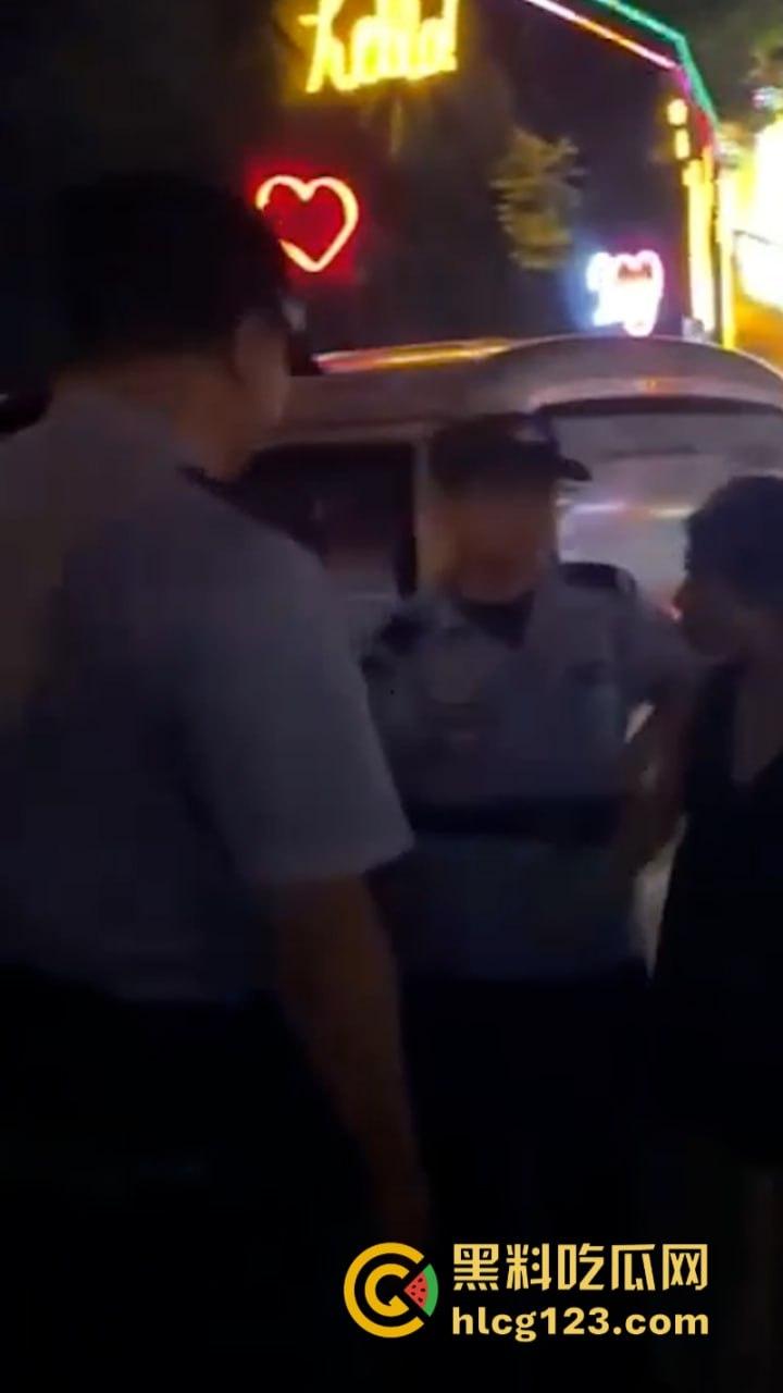 一山不容二母！女子当街手撕渣男和小三 狂扇耳光围观群众都说打得好  第1张