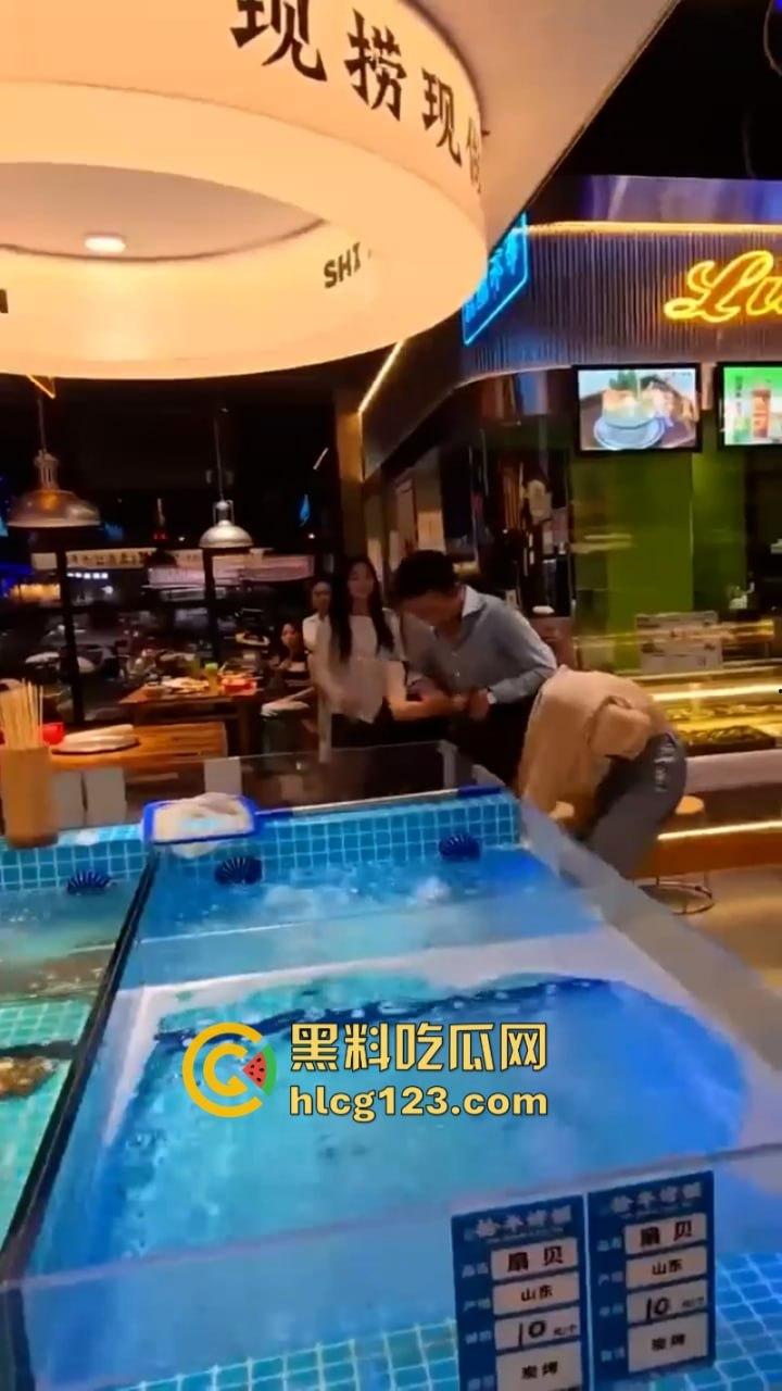 一山不容二母！女子当街手撕渣男和小三 狂扇耳光围观群众都说打得好  第2张