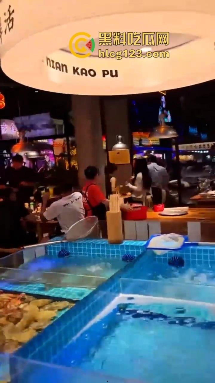 一山不容二母！女子当街手撕渣男和小三 狂扇耳光围观群众都说打得好  第3张