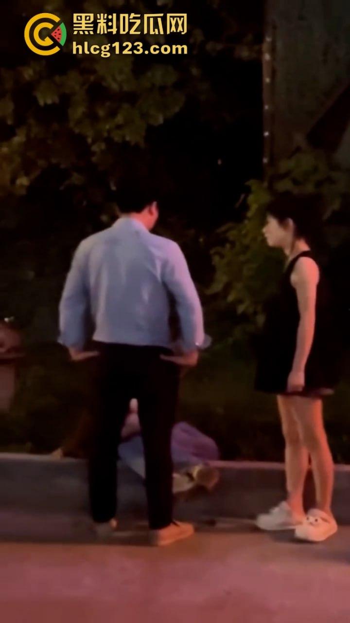 一山不容二母！女子当街手撕渣男和小三 狂扇耳光围观群众都说打得好  第4张