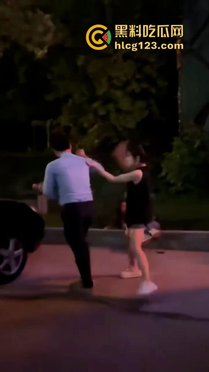 一山不容二母！女子当街手撕渣男和小三 狂扇耳光围观群众都说打得好  第5张