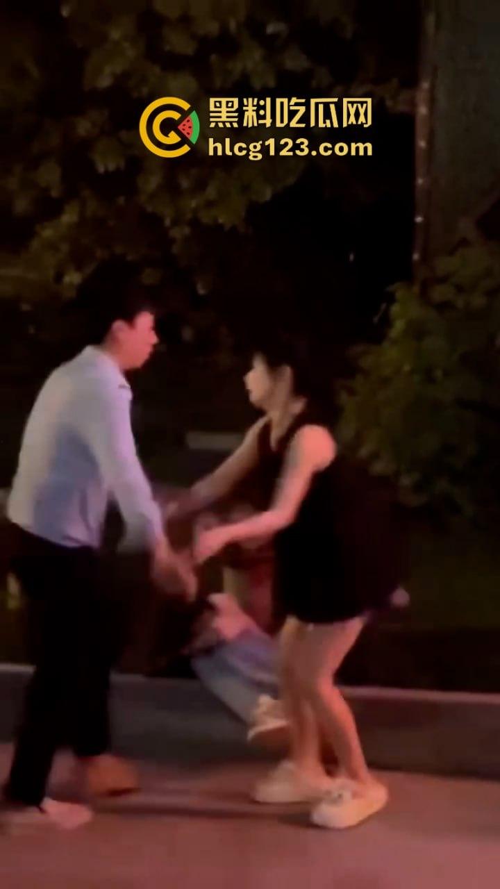 一山不容二母！女子当街手撕渣男和小三 狂扇耳光围观群众都说打得好  第7张