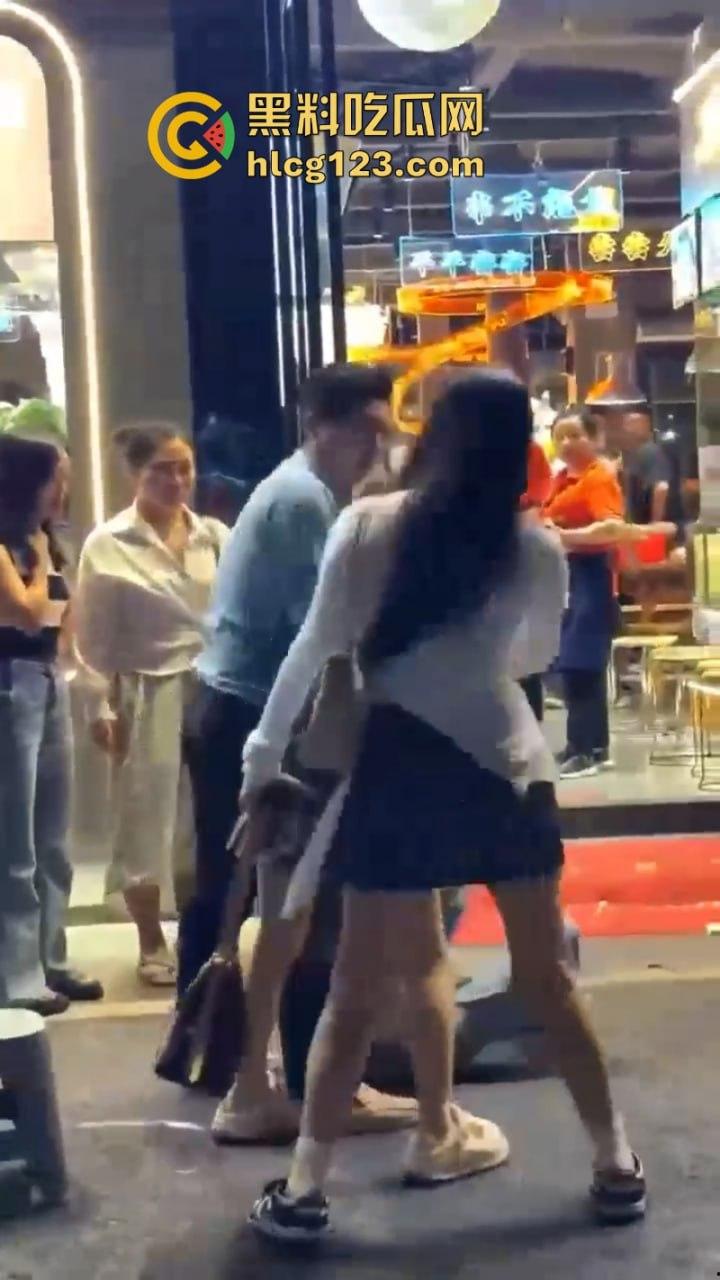 一山不容二母！女子当街手撕渣男和小三 狂扇耳光围观群众都说打得好  第10张