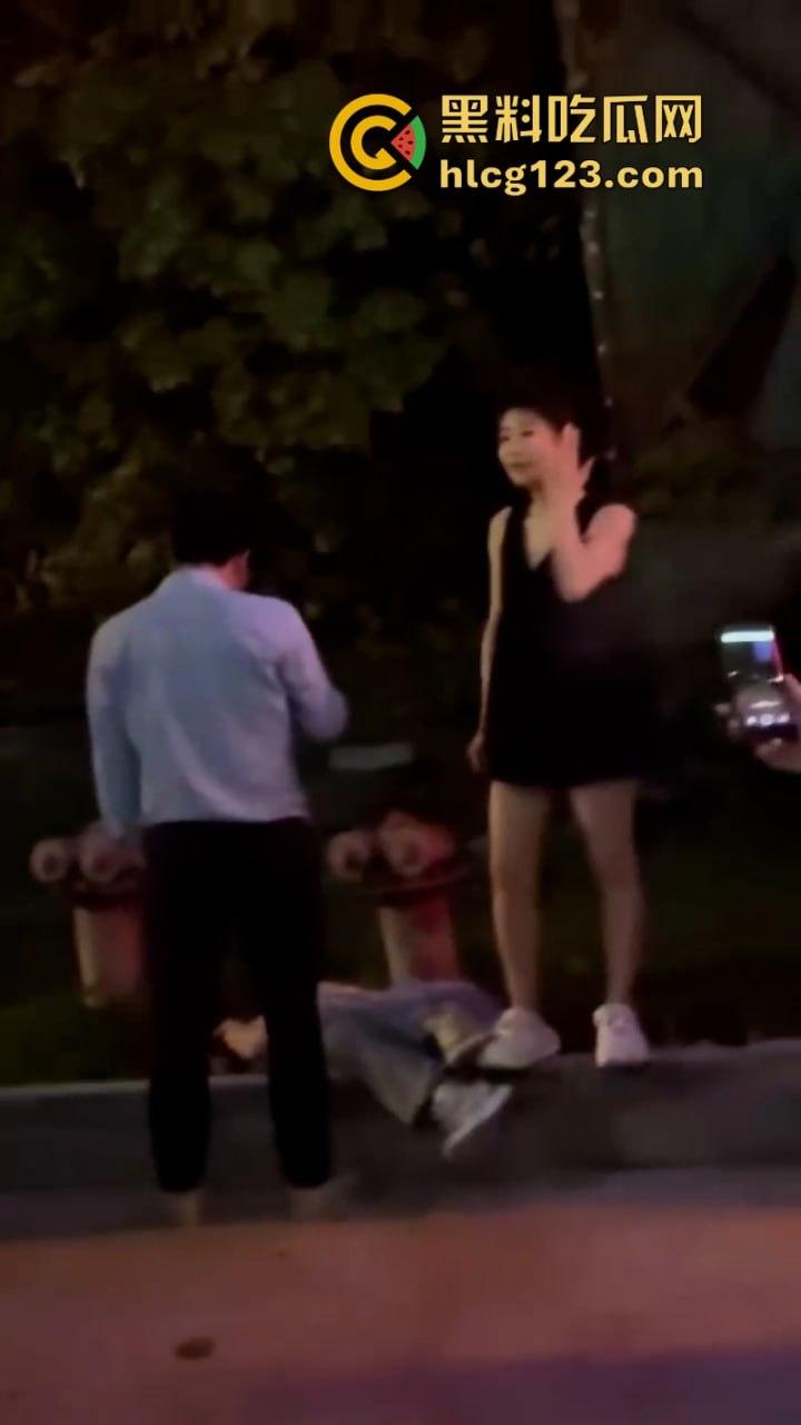 一山不容二母！女子当街手撕渣男和小三 狂扇耳光围观群众都说打得好  第11张