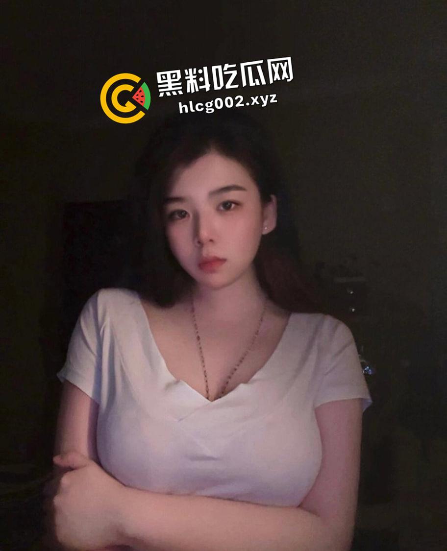 云南大学巨乳学姐被调教 喜欢被深喉的母狗 肥美多汁的鸡巴套子 被富二代包养调教视频流出  第2张