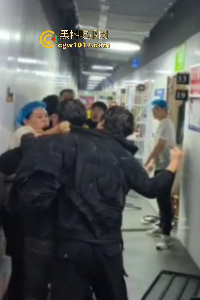 商家出餐3小时外卖小哥迟到餐被抢光，送餐小哥兽性大发殴打女店员，商家怒吼“你早干嘛去了”！  第5张