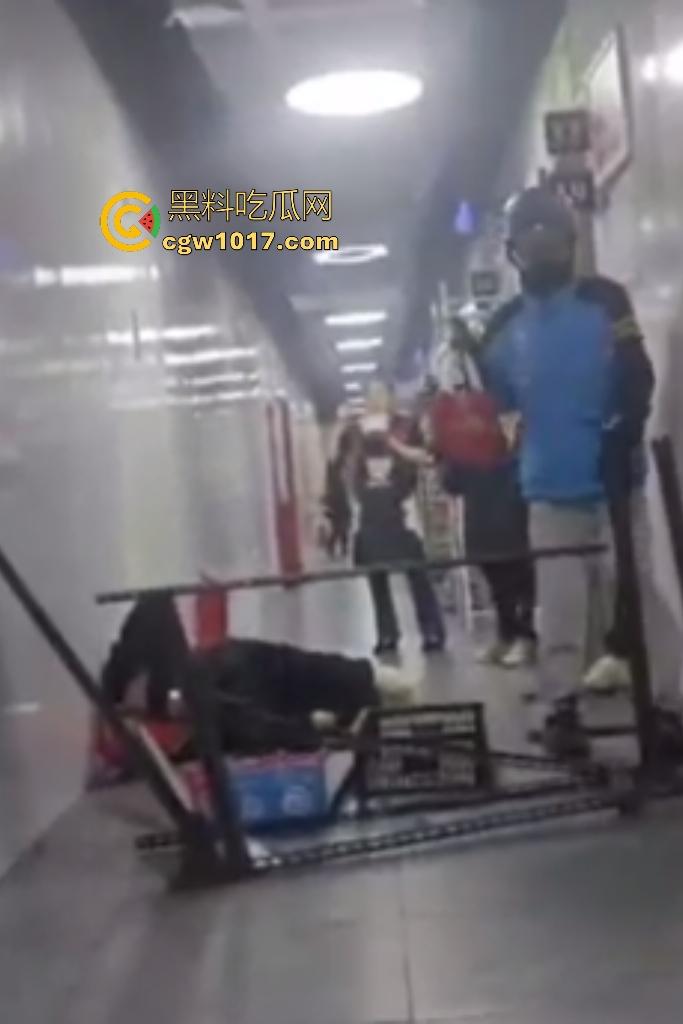 商家出餐3小时外卖小哥迟到餐被抢光，送餐小哥兽性大发殴打女店员，商家怒吼“你早干嘛去了”！  第8张