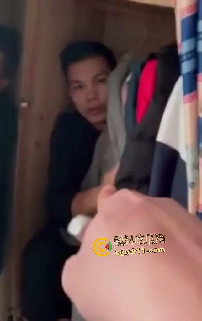 广东水管工小三修水龙头，修到床上操人妻，丈夫出门又返回家中抓奸情，老婆抱着儿子偷情被骂贱货！  第1张