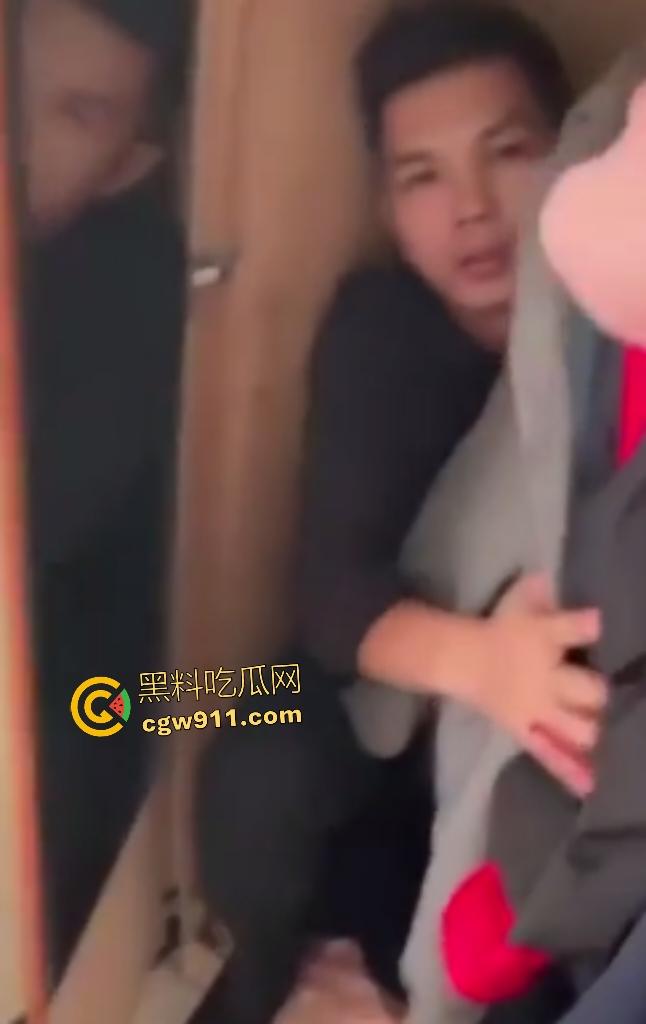 广东水管工小三修水龙头，修到床上操人妻，丈夫出门又返回家中抓奸情，老婆抱着儿子偷情被骂贱货！  第2张