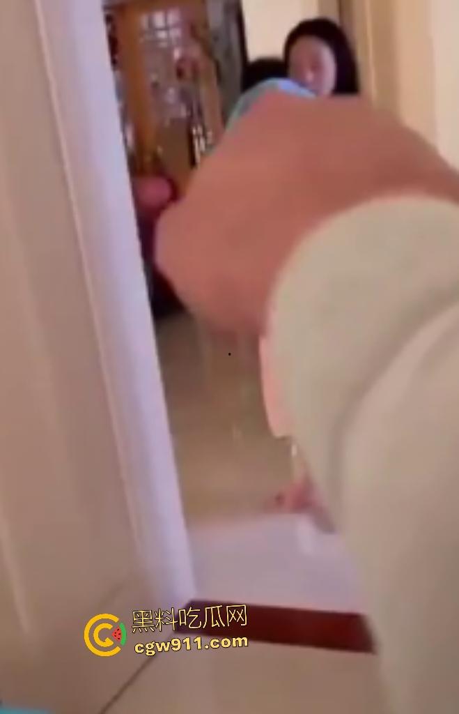 广东水管工小三修水龙头，修到床上操人妻，丈夫出门又返回家中抓奸情，老婆抱着儿子偷情被骂贱货！  第3张