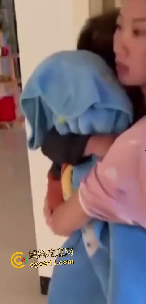 广东水管工小三修水龙头，修到床上操人妻，丈夫出门又返回家中抓奸情，老婆抱着儿子偷情被骂贱货！  第4张