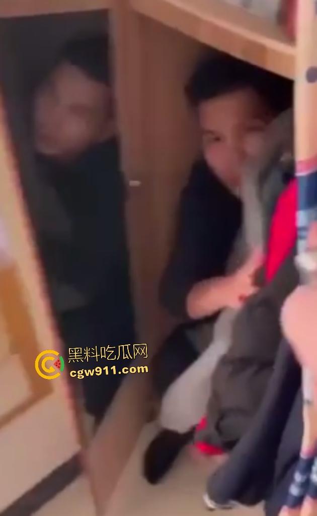 广东水管工小三修水龙头，修到床上操人妻，丈夫出门又返回家中抓奸情，老婆抱着儿子偷情被骂贱货！  第6张