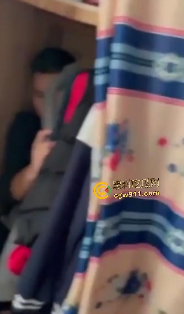 广东水管工小三修水龙头，修到床上操人妻，丈夫出门又返回家中抓奸情，老婆抱着儿子偷情被骂贱货！  第8张