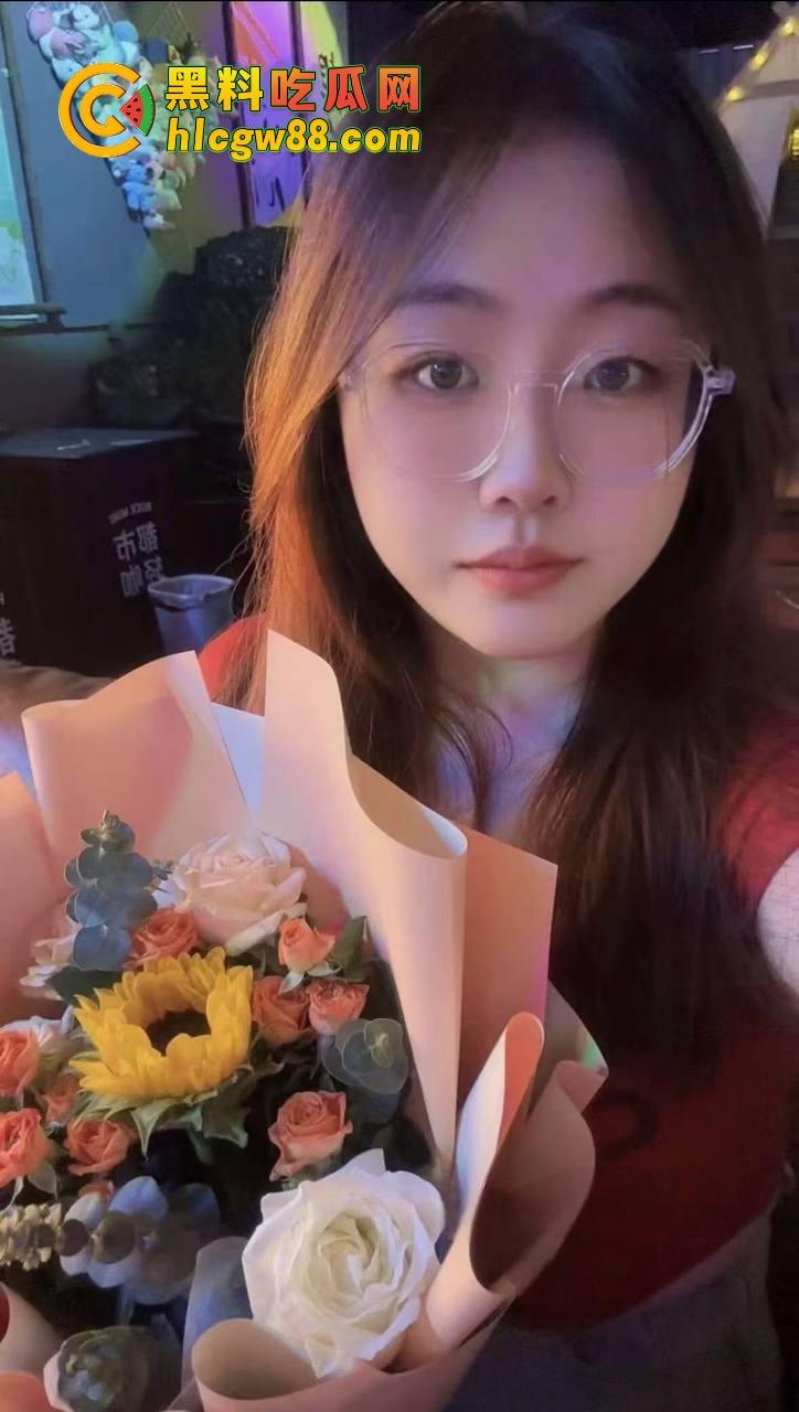 广东弟弟叫兄弟试探亲姐，姐姐裸聊约炮自慰视频曝光，600块看她抠逼，弟弟都看傻了！  第25张