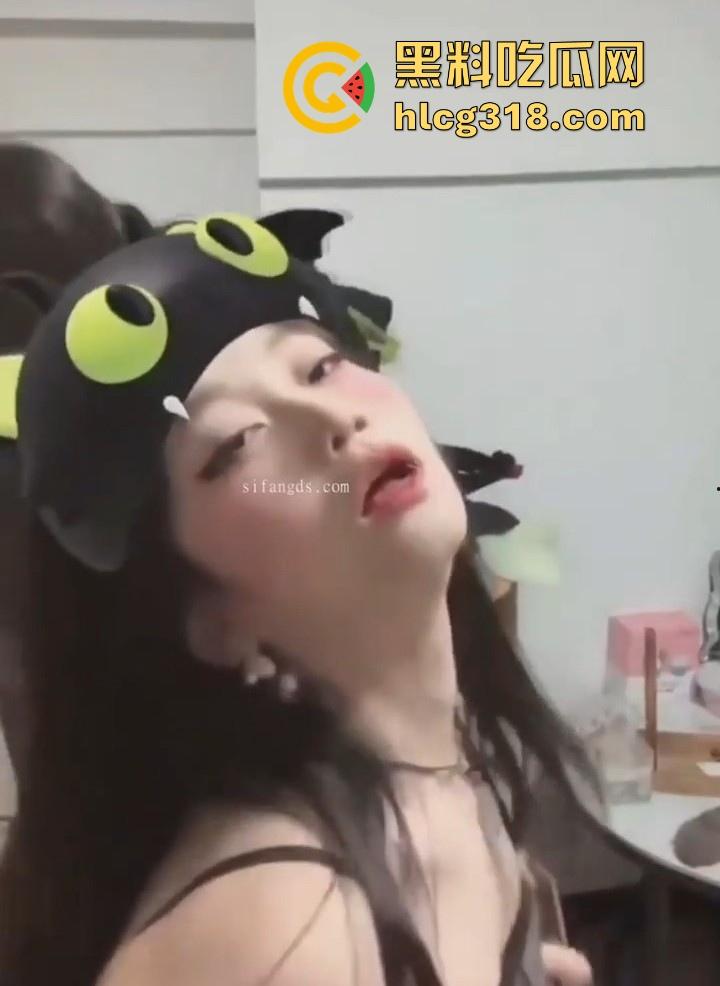 湖南学院舞蹈学姐【梁雯雯】 脸穴同框裸舞自慰，极品身材性感舞蹈，扭起来简直就是淫魔附体！  第3张