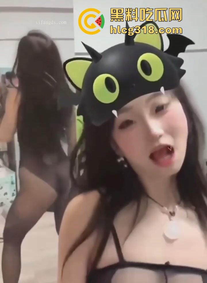 湖南学院舞蹈学姐【梁雯雯】 脸穴同框裸舞自慰，极品身材性感舞蹈，扭起来简直就是淫魔附体！  第4张