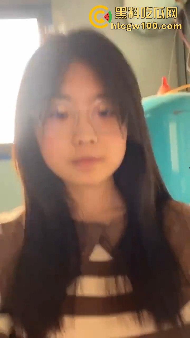 安徽实验中学高三学生【谢瑶瑶】自慰视频曝光，清纯母狗调教自拍 双玩具齐下堪称顶级母狗画面炸裂全网！！  第3张
