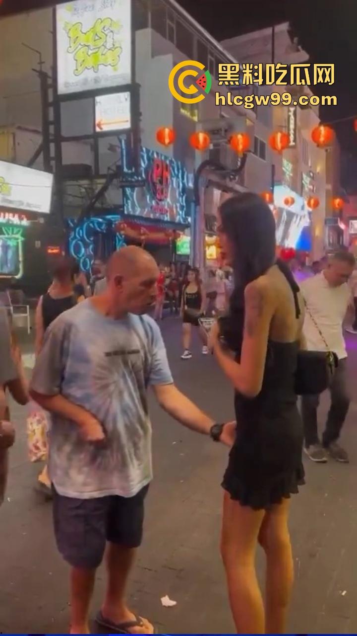 泰国红灯区的美女都快饿死了？少了国人宠爱，只能天天吃洋屌，一点中餐吃不到，摸下面看GG还是MM直接验货！  第10张