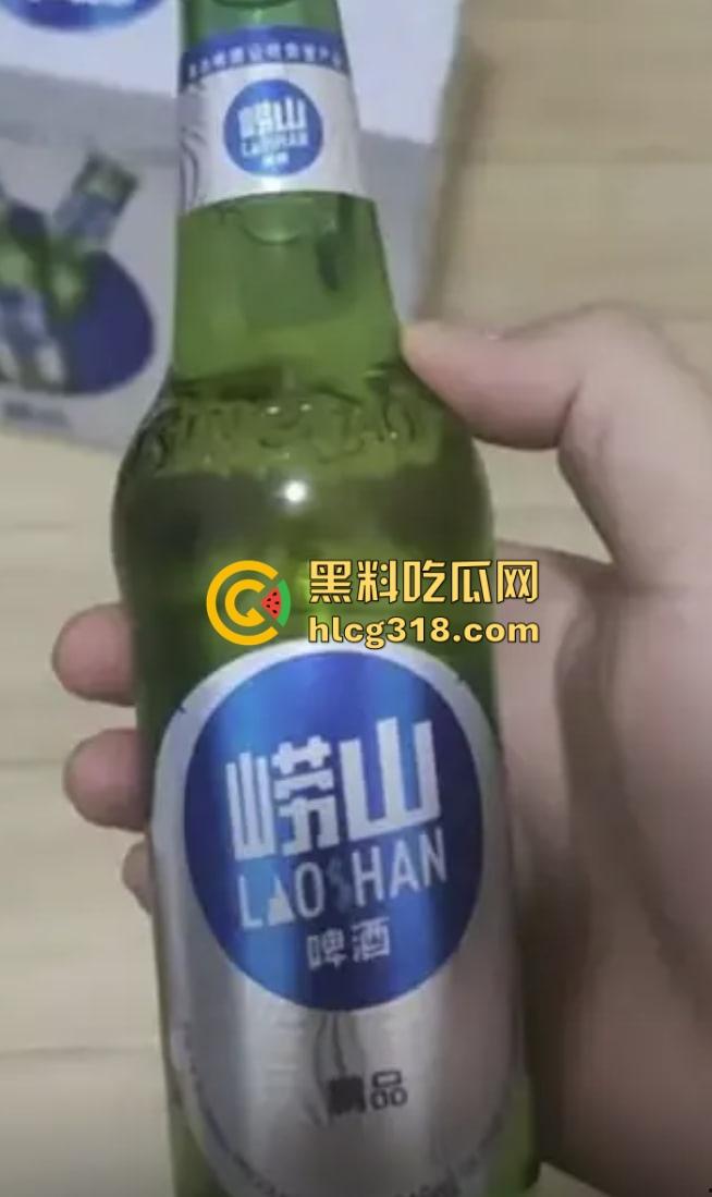 崂山女子玩真心话大冒险，啤酒瓶当场塞逼骚穴插到湿透，崂山啤酒成新玩具，崂山啤酒原来还能这样用！  第3张