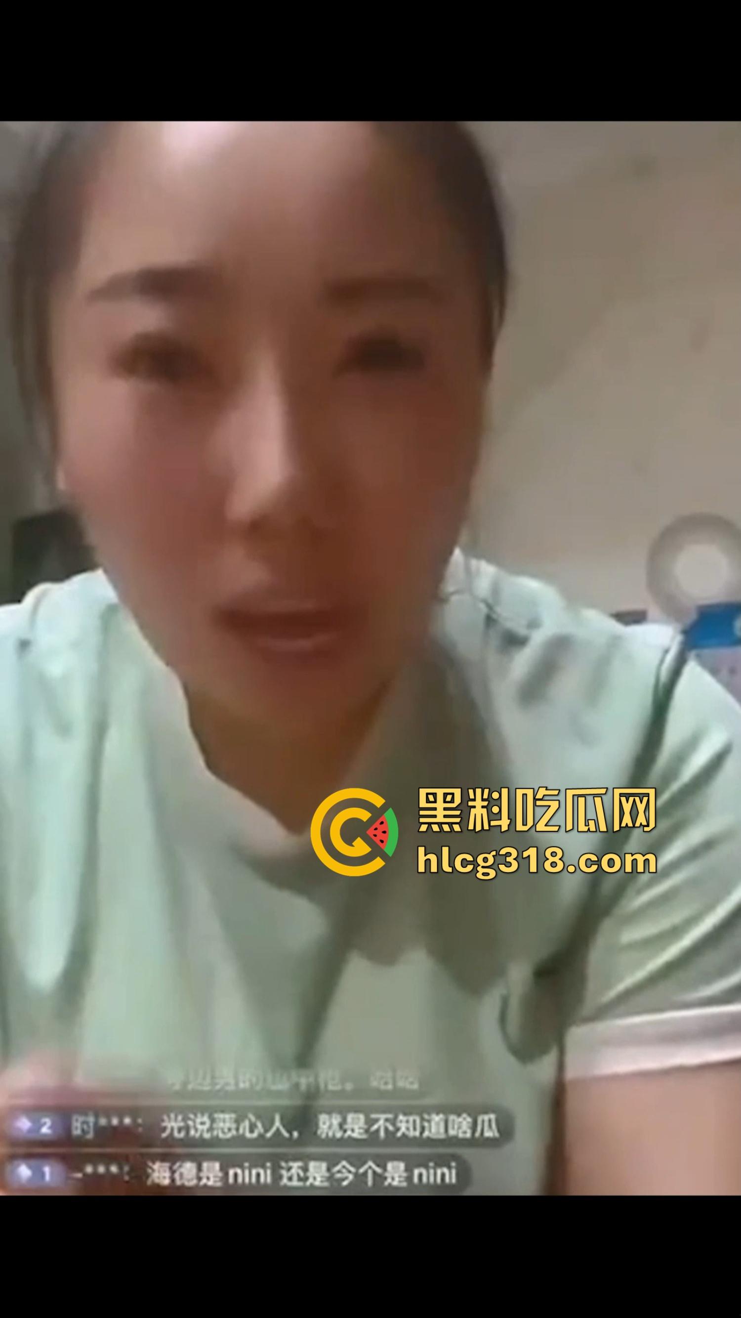 崂山女子玩真心话大冒险，啤酒瓶当场塞逼骚穴插到湿透，崂山啤酒成新玩具，崂山啤酒原来还能这样用！  第6张