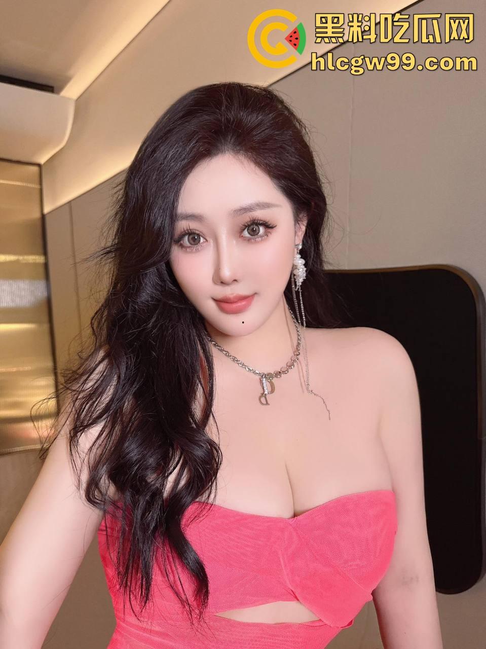 三亚沙滩上的极品骚蜜，天然F奶白到发光的沙滩荡妇，屁股翘得能夹酒瓶，不守妇道翘臀在沙滩上散味！  第1张