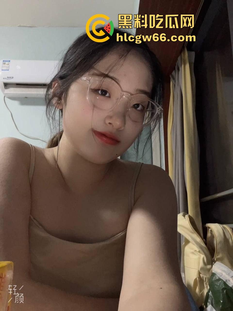 武大学妹『 邵斐』床上骚成狗，颜值一般皮肤很嫩，被无套爆草抓头发猛操爽得跟发情母狗一样！  第1张