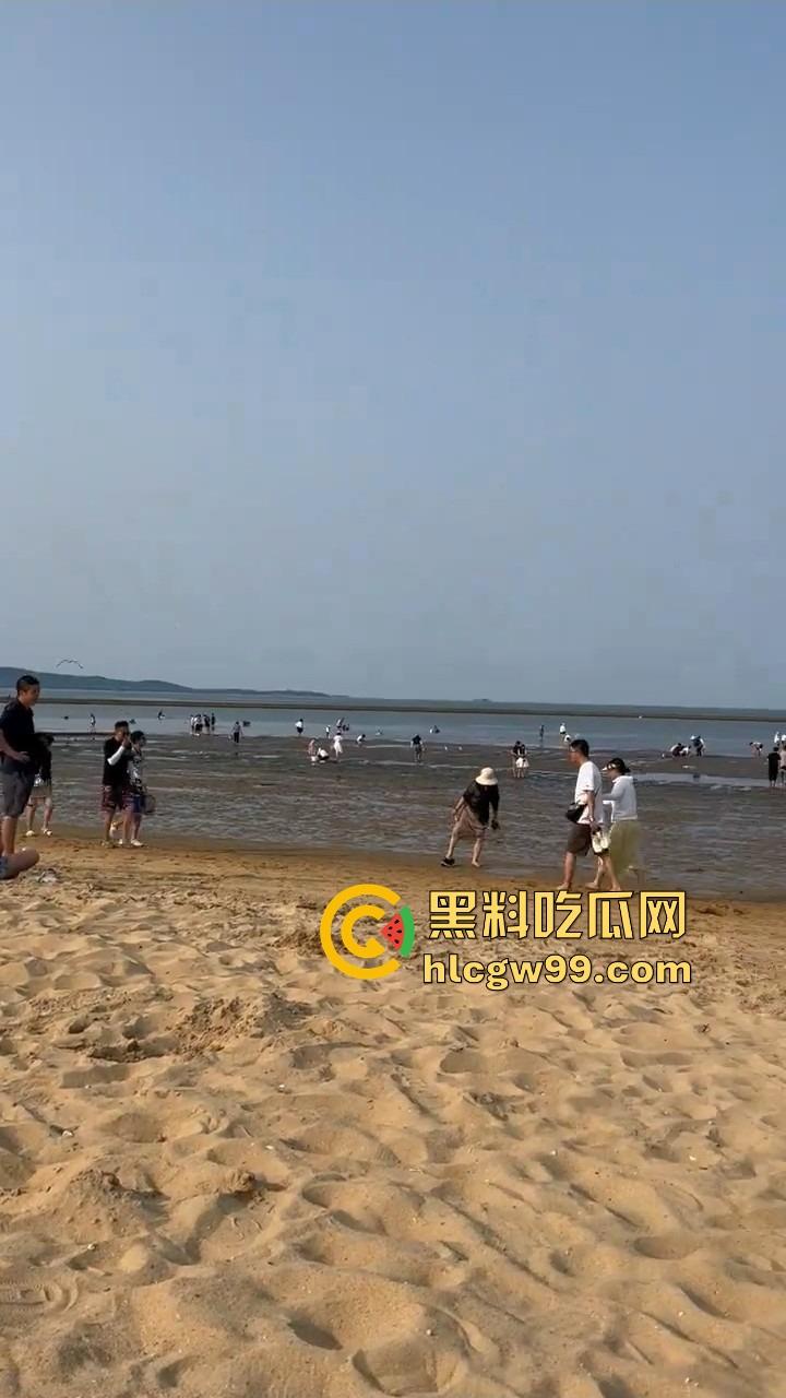 三亚沙滩上的极品骚蜜，天然F奶白到发光的沙滩荡妇，屁股翘得能夹酒瓶，不守妇道翘臀在沙滩上散味！  第14张