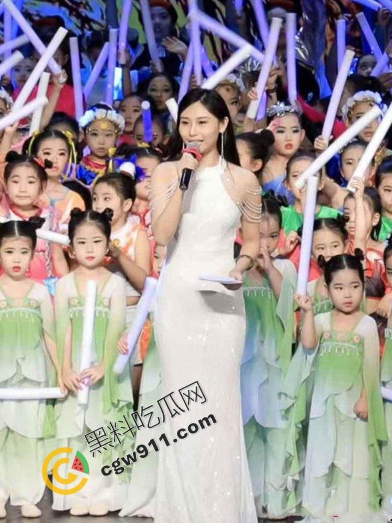 天津舞蹈老师【徐紫璇】骗钱性爱丑闻曝光！性感裸挑逗金主，爆乳露体，粉穴湿滑，后入爆操极品身材  第5张